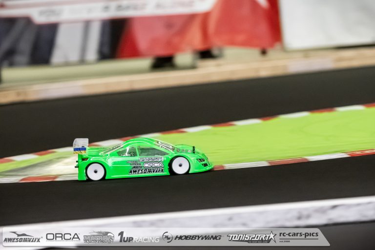 Urbain tops controlled practice in super close modified class