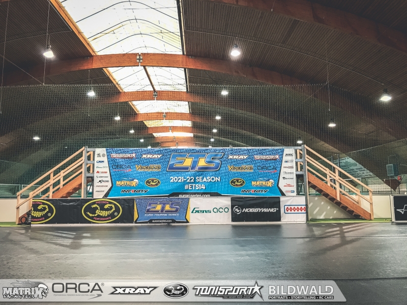 2021-10-09-Chucks-Raceway-07-innen-Aufbau